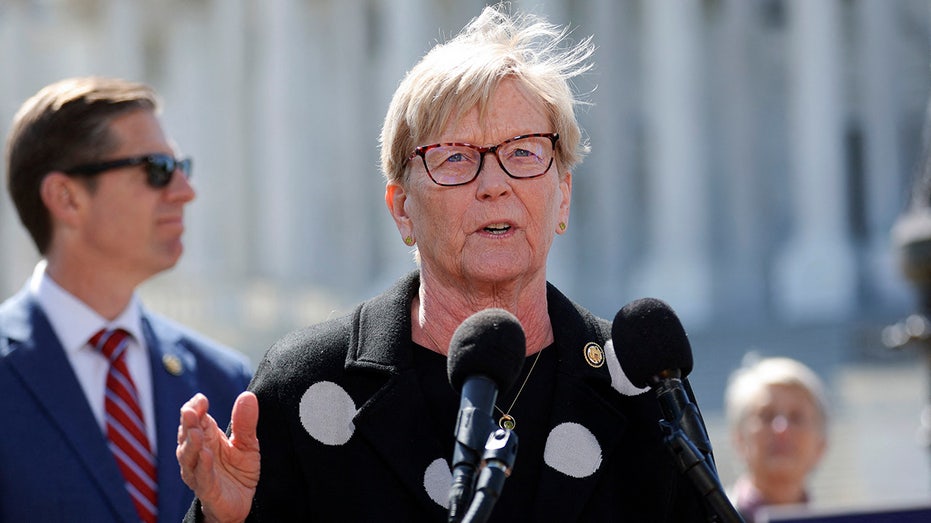 النائب تشيلي بينجري تعقد مؤتمرا صحفيا