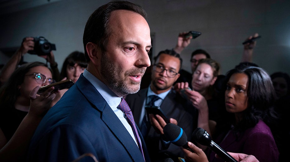 النائب لانس جودن يتحدث للصحافة