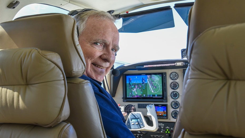 رون تيمرمانز يقود الطائرة