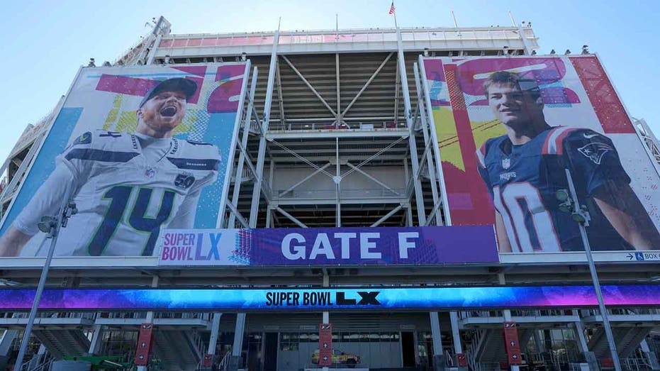 سام دارنولد ودريك ماي في الملعب