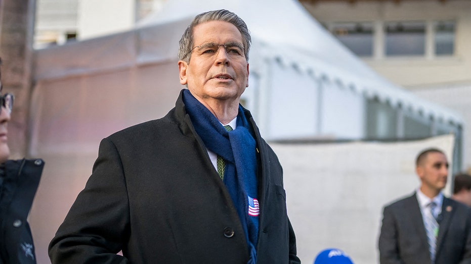 سكوت بيسنت يتحدث للصحافة في منتدى دافوس الاقتصادي العالمي