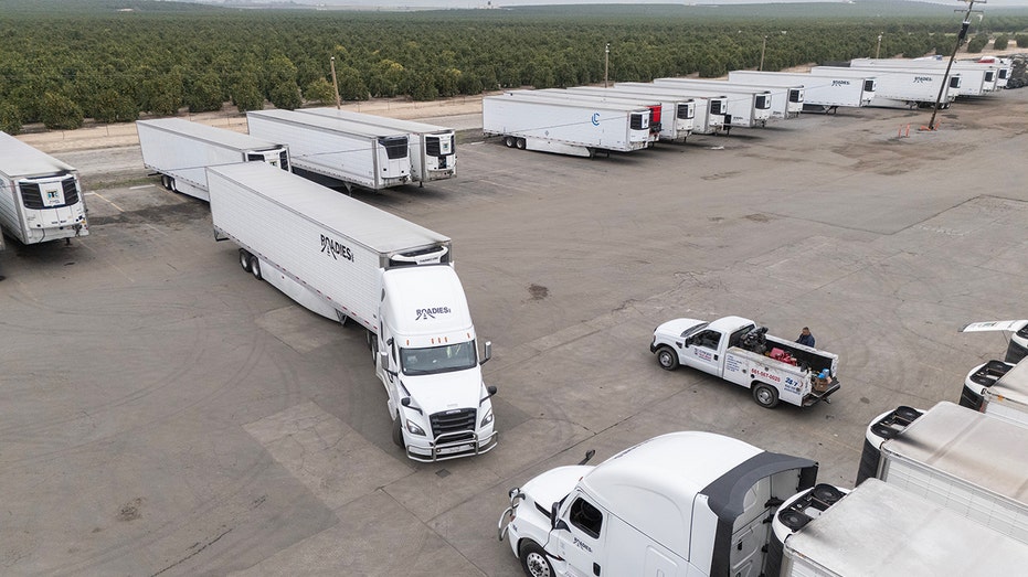 الشاحنات في موقف السيارات في كاليفورنيا