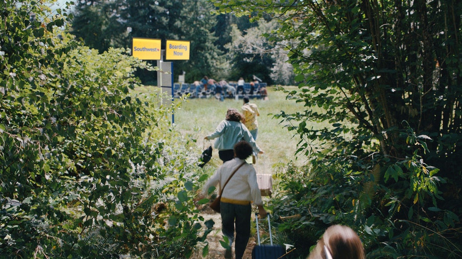 يركض الركاب إلى حقل به مقاعد في المنتصف