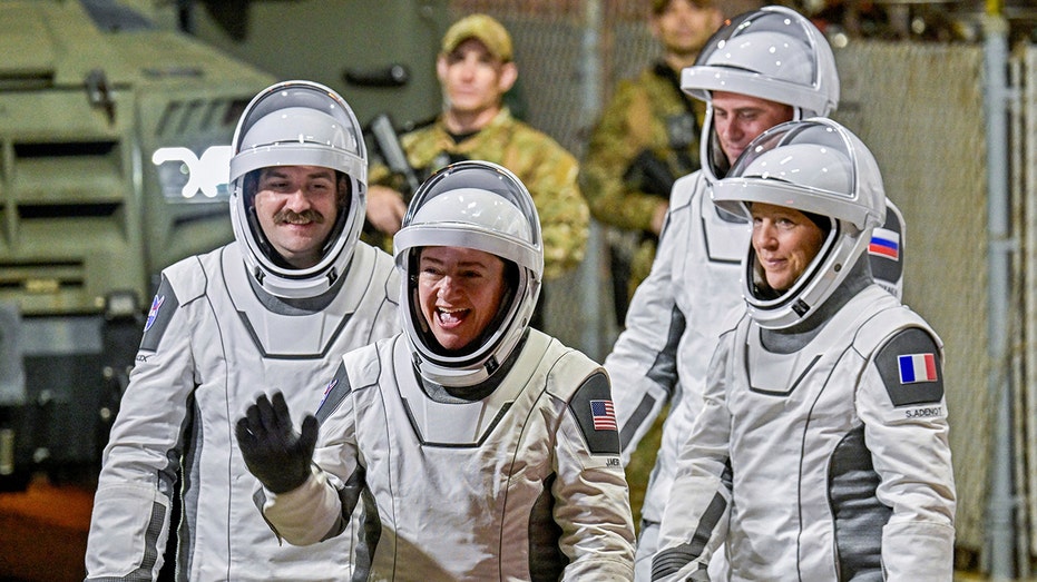 أفراد طاقم SpaceX Crew-12 التابع لناسا يلوحون أثناء استعدادهم للإطلاق