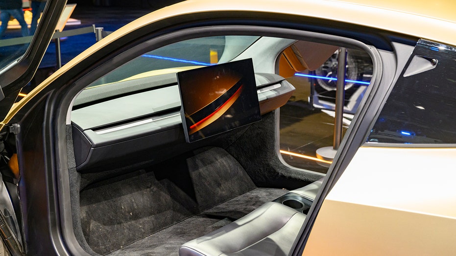 سيارة تسلا Cybercab الداخلية