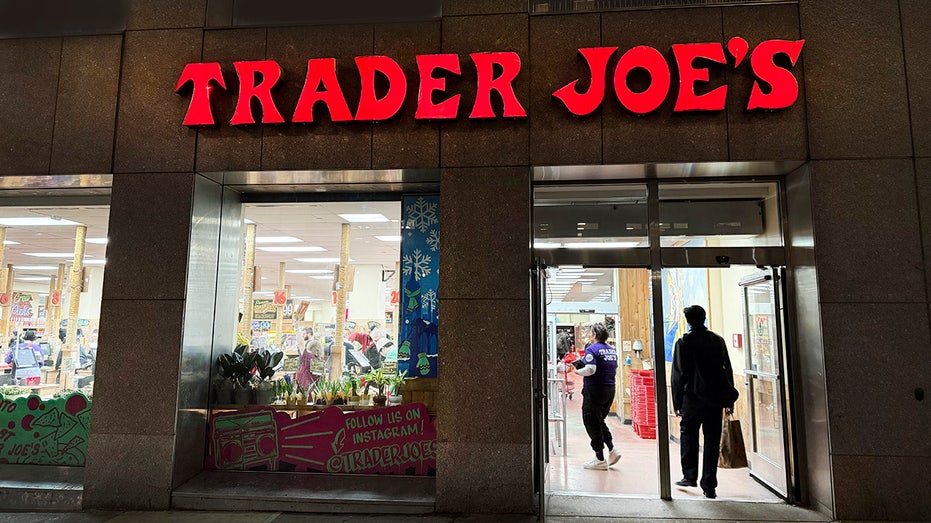 محل بقالة Trader Joe، المبنى الخارجي والمدخل ليلاً، مدينة نيويورك، نيويورك، الولايات المتحدة الأمريكية
