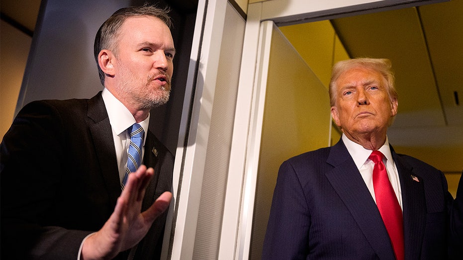 ترامب وجاميسون جرير يتحدثان على متن طائرة الرئاسة.