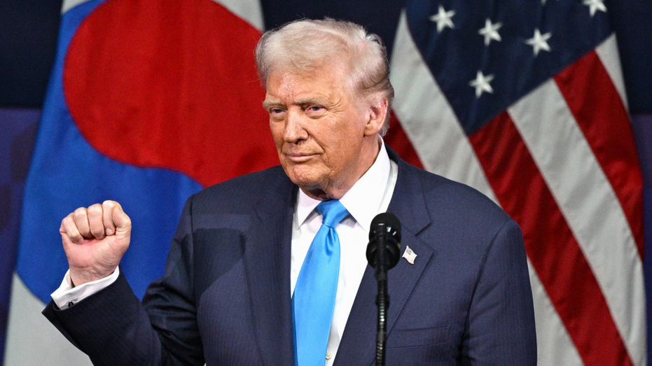 الرئيس الأمريكي دونالد ترامب يشير أثناء حديثه خلال منتدى التعاون الاقتصادي لآسيا والمحيط الهادئ في جيونجو في 29 أكتوبر 2025.