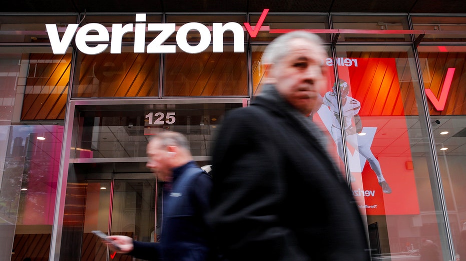 أشخاص يمرون خارج متجر Verizon في نيويورك.
