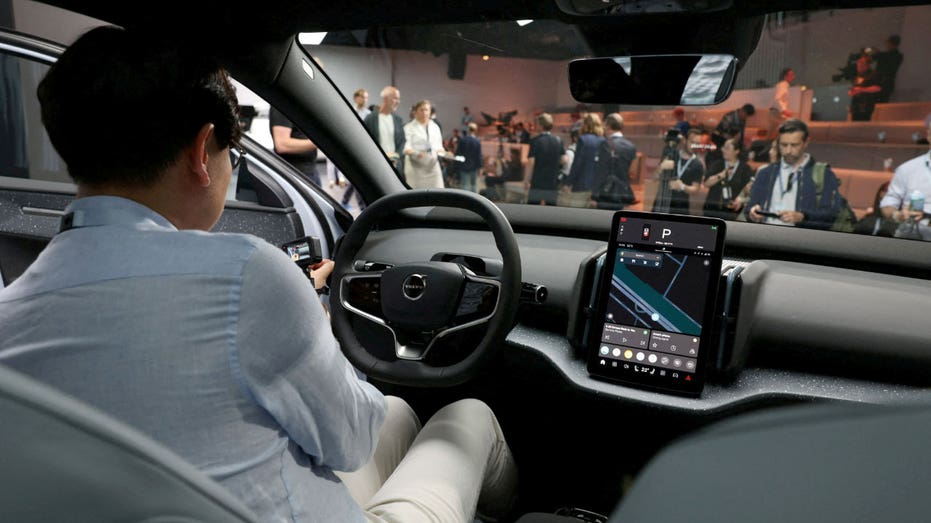 داخل سيارة الدفع الرباعي الكهربائية EX30 من فولفو.