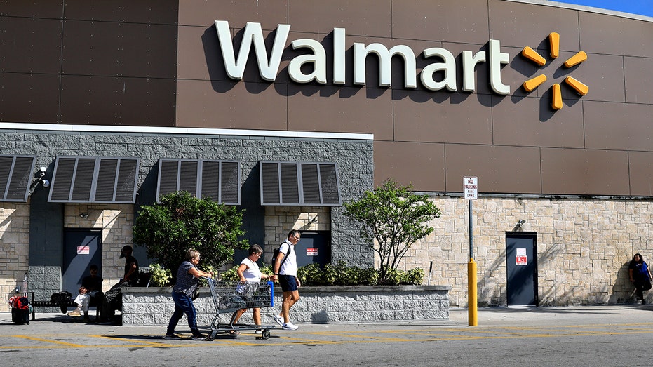 علامة Walmart معلقة على الجزء الخارجي من المتجر