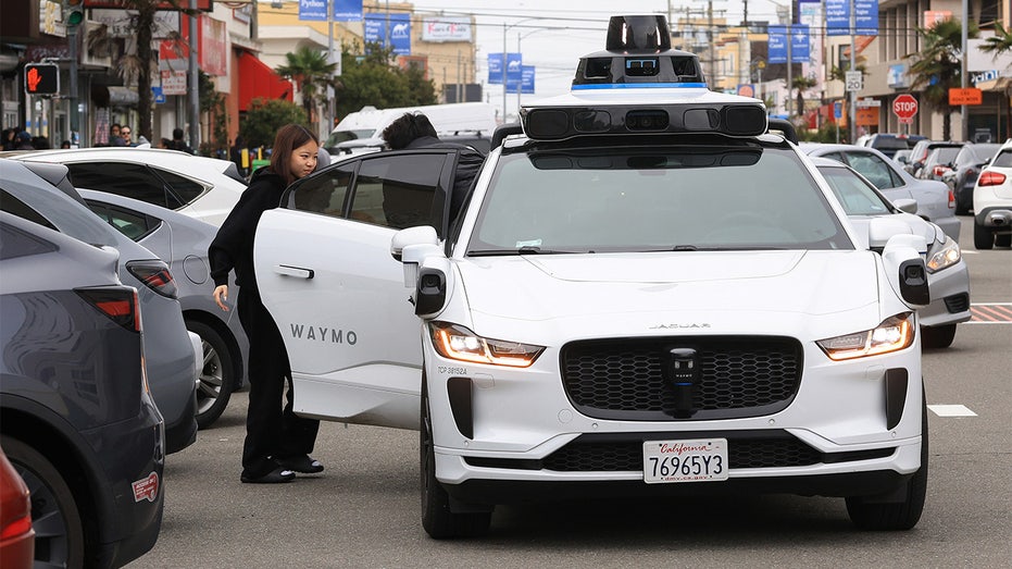 مركبة waymo تلتقط الركاب