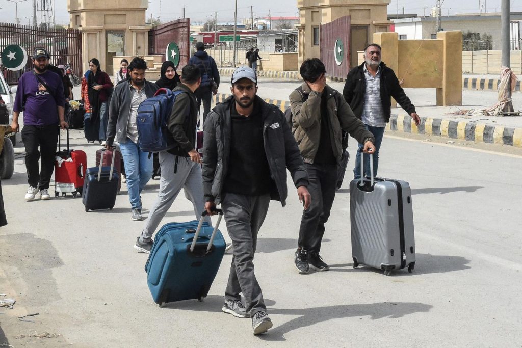 اضطرت باكستان إلى الموازنة بين الصراع في إيران والاشتباكات مع أفغانستان