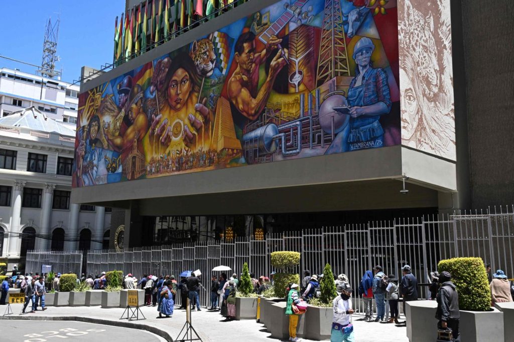 وفي بوليفيا ارتباك واندفاع في البنوك بسبب إلغاء الأوراق النقدية المسروقة بعد سقوط طائرة