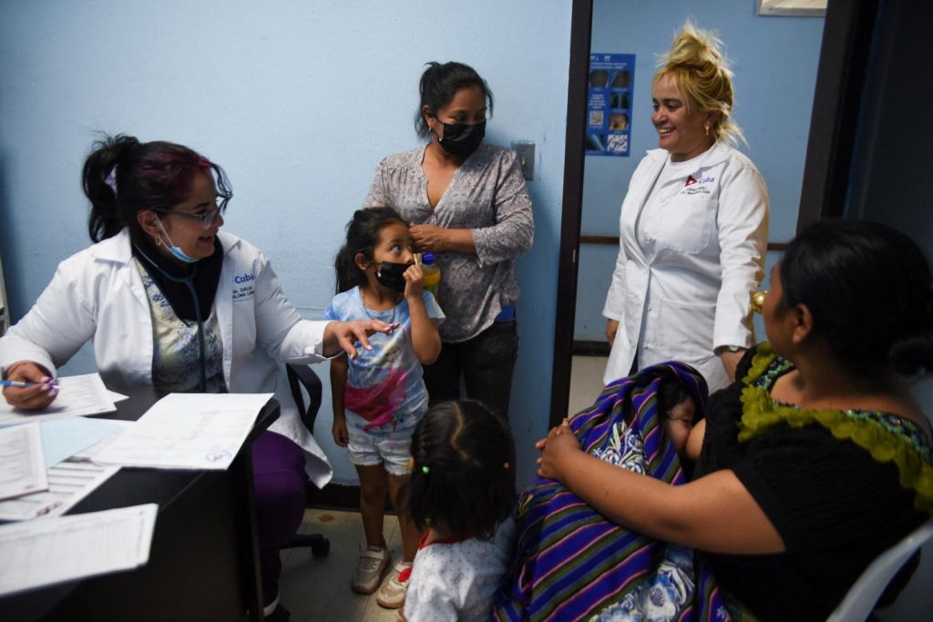 تحت ضغط من الولايات المتحدة، قامت عدة دول في الأمريكتين بطرد “ألويتها الطبية” الكوبية