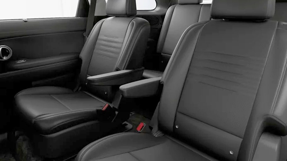 كراسي الكابتن من الجلد الرمادي داخل سيارة هيونداي باليسيد.