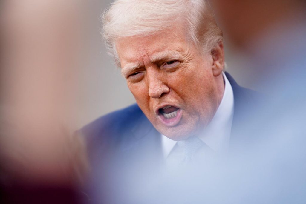 يهدد دونالد ترامب بإرسال إدارة الهجرة والجمارك لإجراء فحوصات أمنية في المطارات التي تعاني من نقص الموظفين بسبب الإغلاق الجزئي