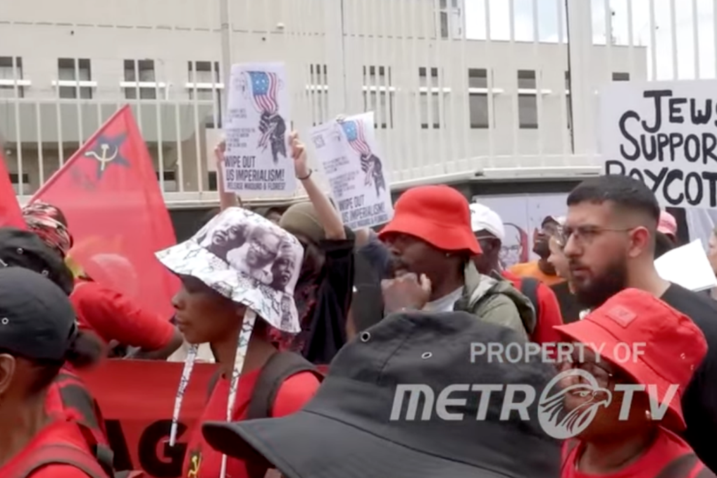 وفي جنوب أفريقيا، خرج آلاف الأشخاص في مسيرة “دفاعاً عن السيادة”، بعد أشهر من الضغوط الأميركية