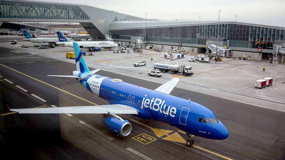 طائرات JetBlue متوقفة عند البوابات والممرات في مطار لاغوارديا مع اقتراب عاصفة شتوية من مدينة نيويورك.