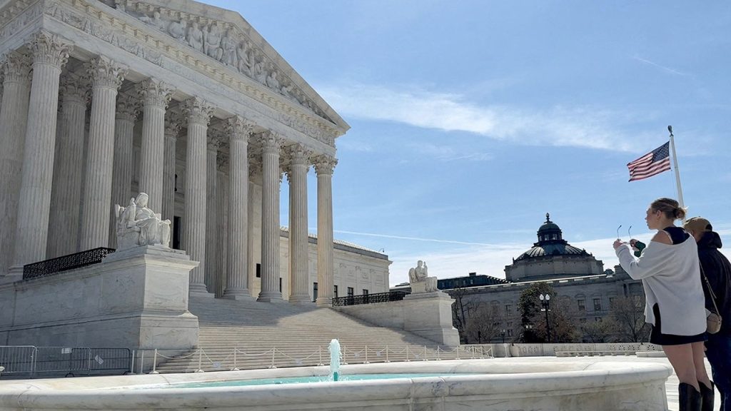 أصدرت المحكمة العليا حكمًا بقيمة مليار دولار لحقوق الطبع والنشر في معركة شركات التسجيلات حول التنزيلات غير القانونية عبر الإنترنت