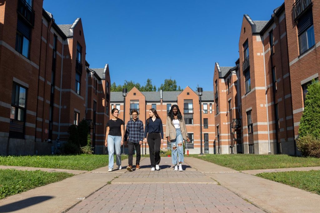 مع انخفاض عدد الطلاب الأجانب، تشعر الجامعات الكندية بالقلق بشأن مستقبلهم