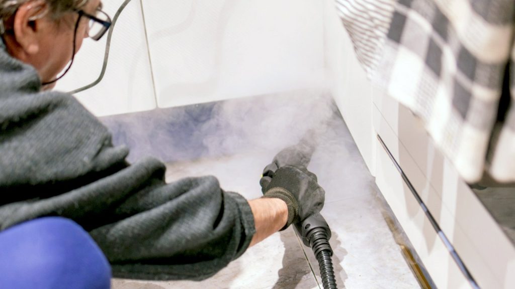 تم استدعاء أداة التنظيف المنزلية بعد الإبلاغ عن عشرات الإصابات بالحروق