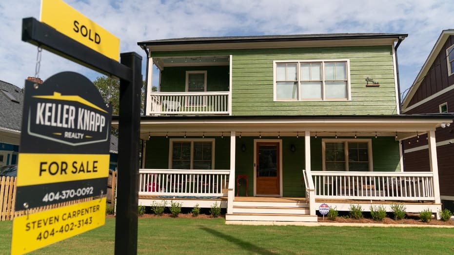 المنزل مع علامة البيع في الجبهة