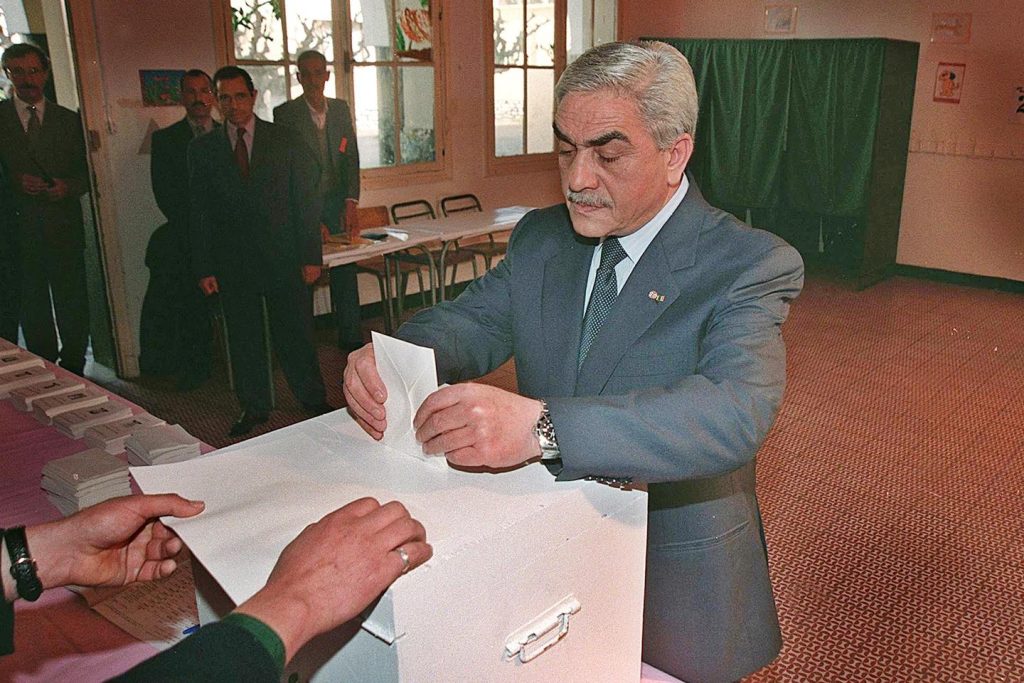 توفي ليامين زروال، الرئيس الأسبق ووجه الدولة الجزائرية خلال “العشرية السوداء”.