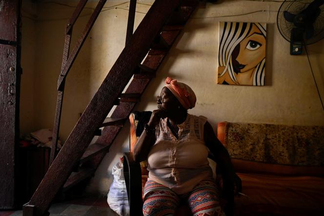 لورديس باربيريا، في غرفة معيشتها، أثناء انقطاع التيار الكهربائي بشكل كبير، في هافانا (كوبا)، 4 مارس 2026.