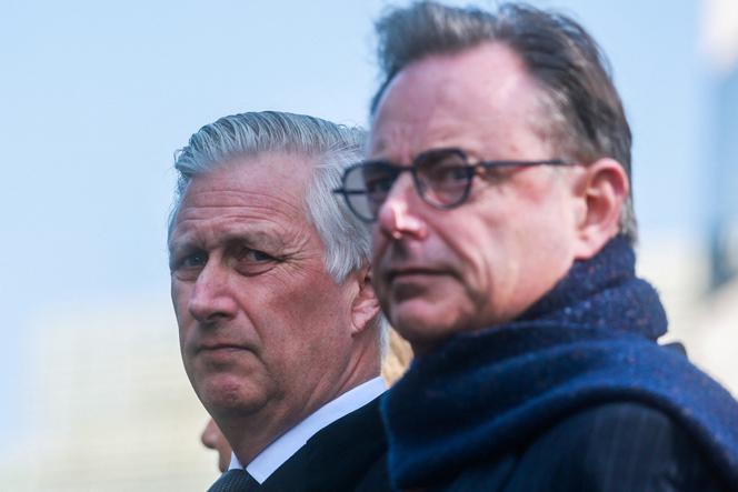 الملك فيليب ورئيس الوزراء البلجيكي بارت دي ويفر خلال الحفل التذكاري في بروكسل، 22 مارس 2026.