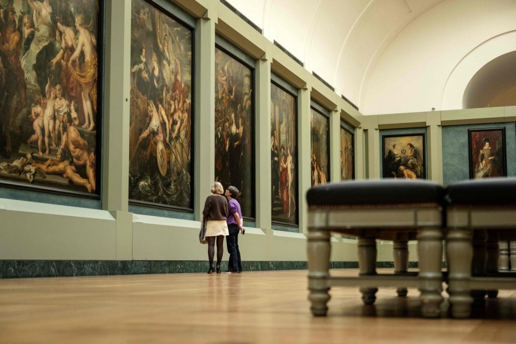 في إيطاليا، سُرقت ثلاث لوحات لأوغست رينوار وبول سيزان وهنري ماتيس من متحف بالقرب من بارما.