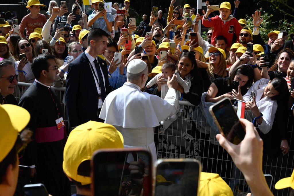 في موناكو، يحاول البابا لاون الرابع عشر إرسال رسالة حول إعادة توزيع الثروة: “كل خير يوضع في أيدينا له وجهة عالمية”