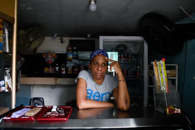 مالينا بوريل في متجرها، أثناء انقطاع التيار الكهربائي بشكل كبير، في هافانا، كوبا، 4 مارس 2026.