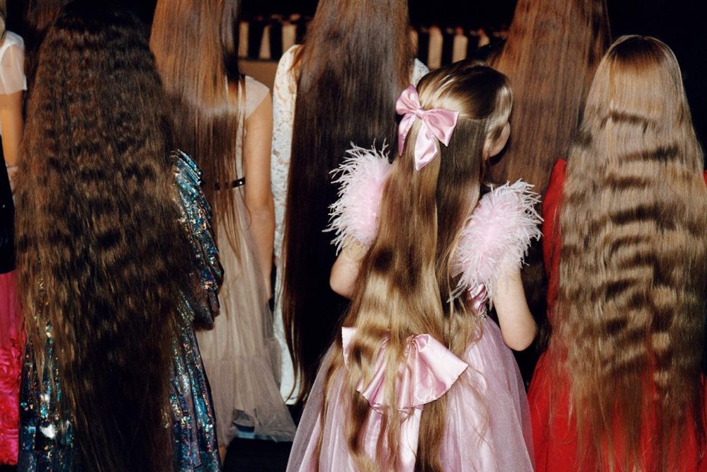 في ليتوانيا، مدح الشعر الطويل في عدسة فرانشيسكا ألين