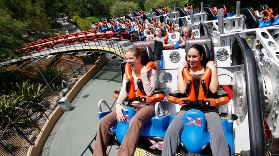 راكبو أفعوانية Six Flags في كاليفورنيا.