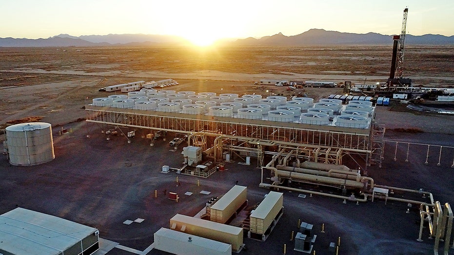 الآلات والمعدات مع الشمس في الخلفية.