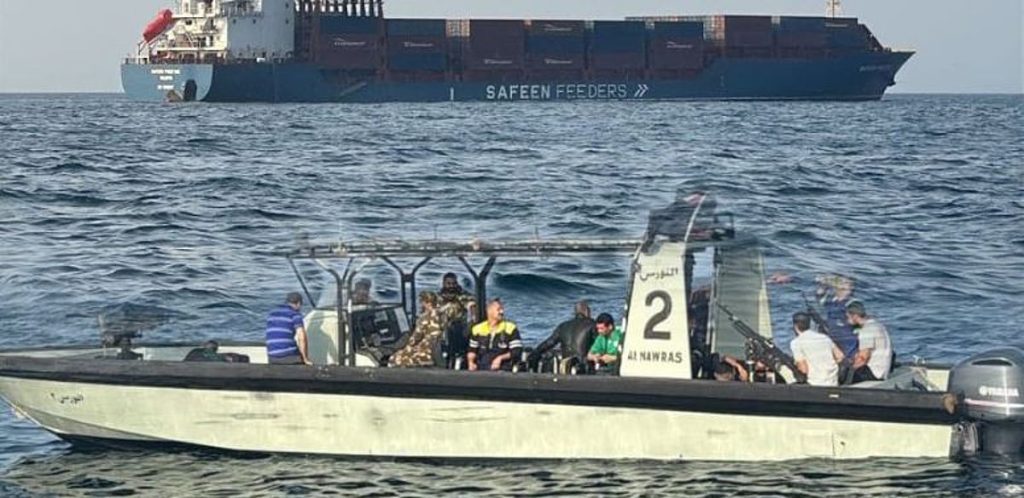 البحرية العمانية تنقذ طاقم سفينة ترفع علم مالطا استهدفت بصاروخين