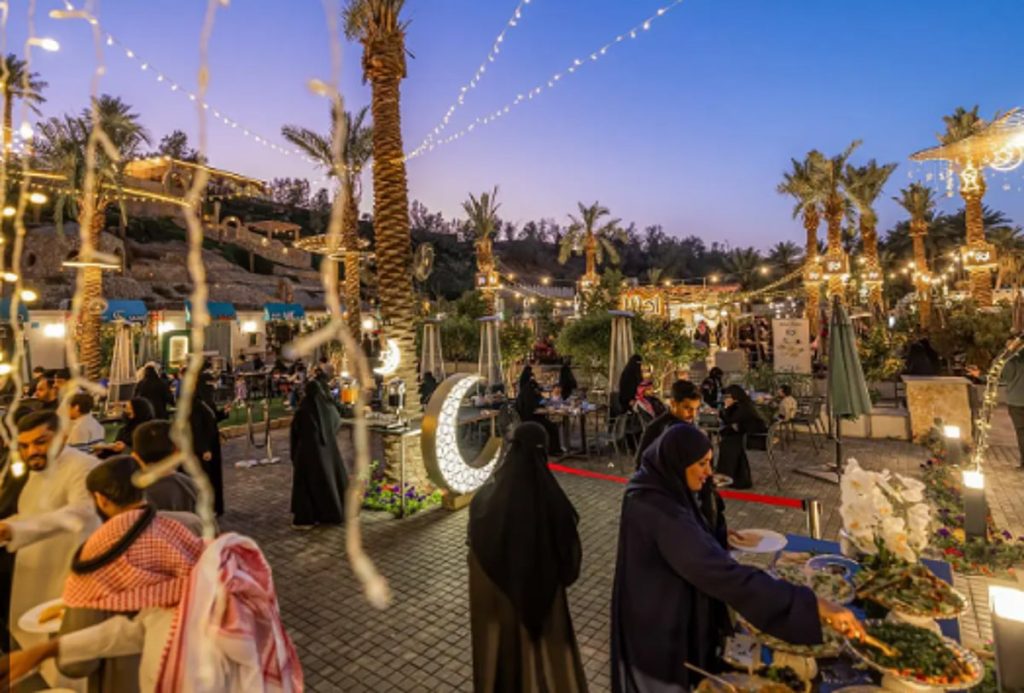 منتزهات ومزارع القصيم الريفية تستقطب الأهالي والشباب في رمضان