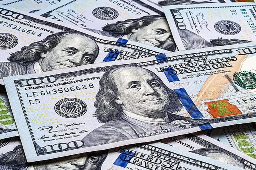 الدولار يهبط مع ترقب اجتماعات بنوك مركزية