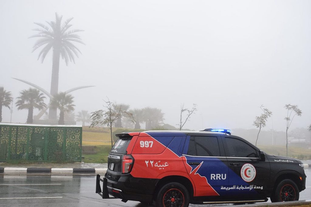الهلال الأحمر بالباحة يرفع الجاهزية للدرجة القصوى ويكثّف انتشاره الميداني لمواجهة الأمطار