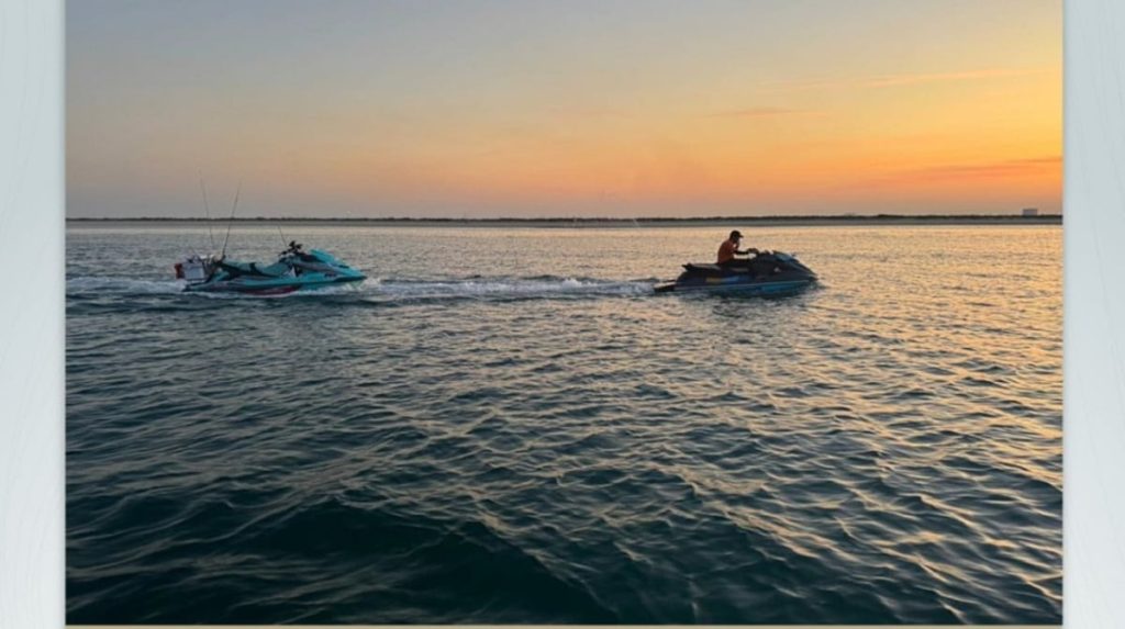 حرس الحدود بالشرقية ينقذ مواطنين تعطلت واسطتهما البحرية في عرض البحر