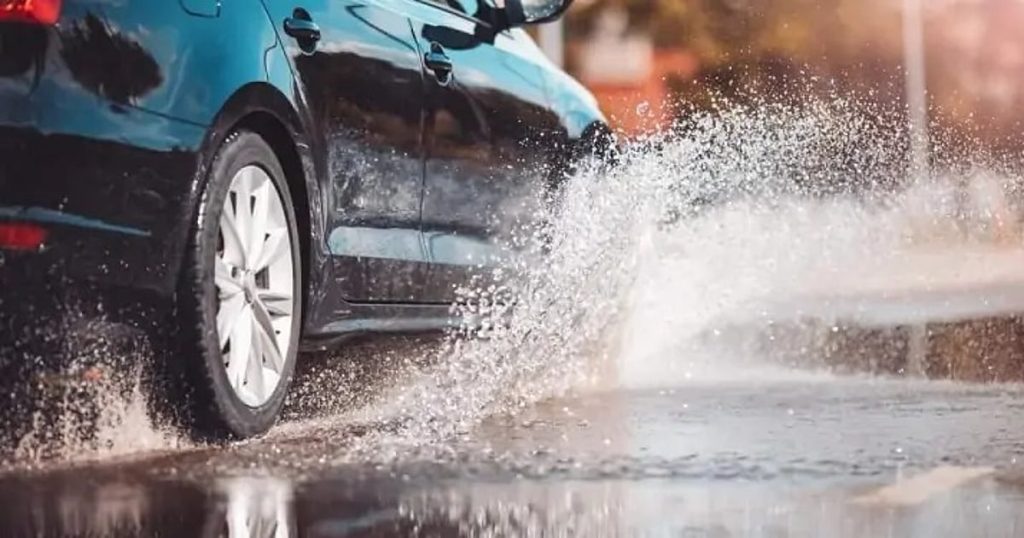 المرور: الإطارات السليمة تعزز السلامة في الأجواء الماطرة