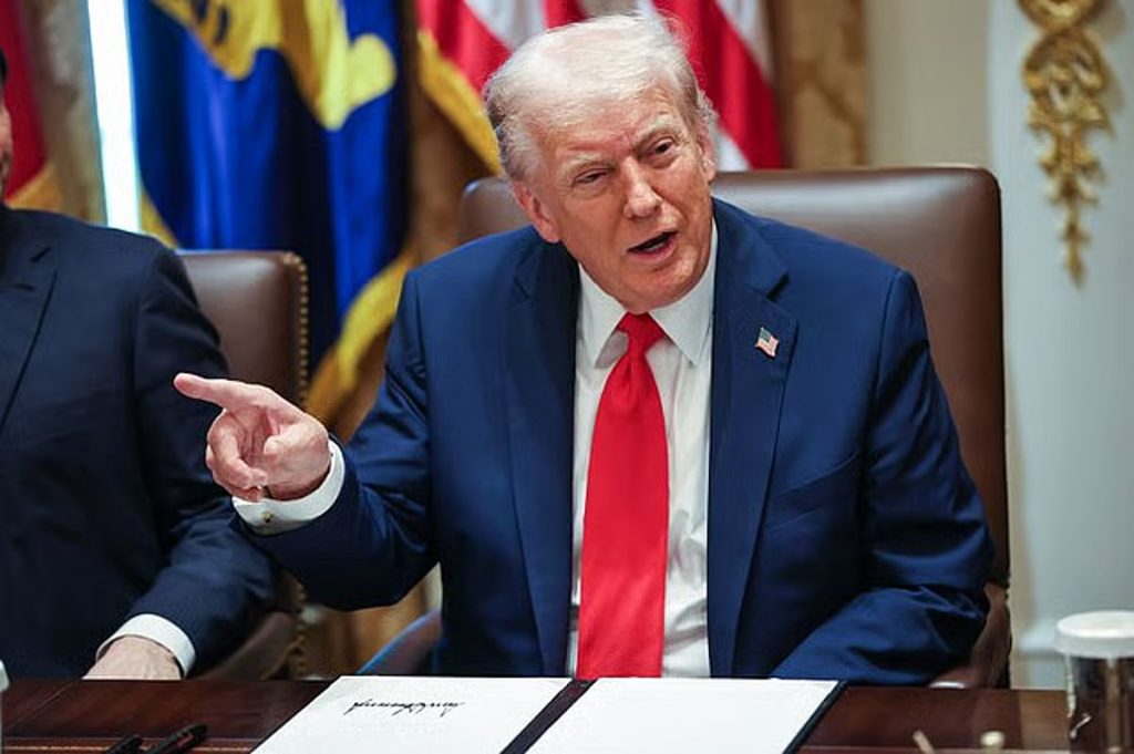 «ترامب» يدعو الدول المتضررة من أزمة مضيق هرمز للذهاب والاستيلاء عليه