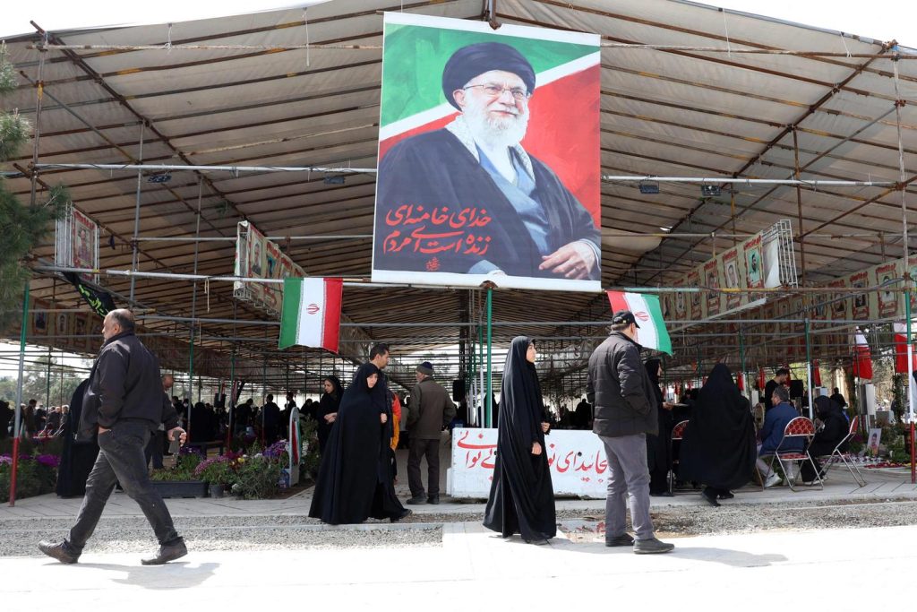 “ماذا لو أنقذ ترامب ونتنياهو الجمهورية الإسلامية الإيرانية من خلال الزعم بإسقاطها؟ »