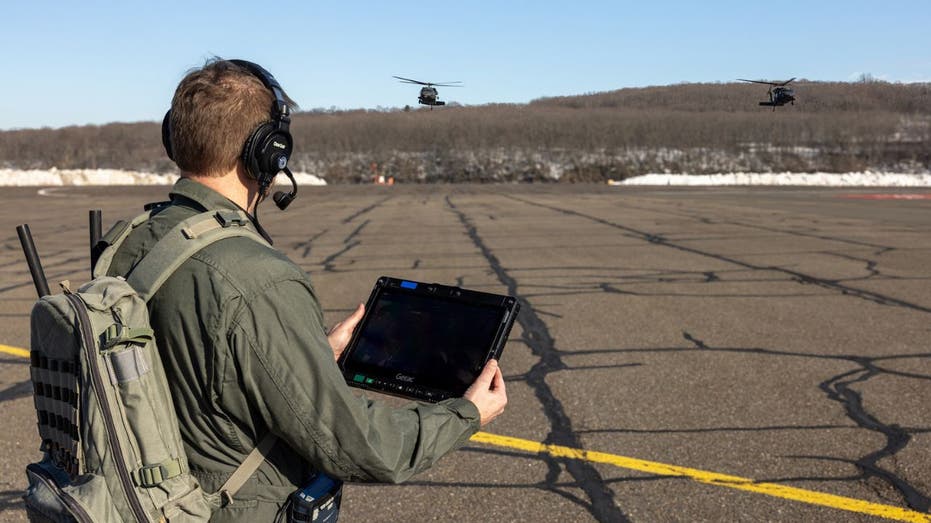 مشغل بالجيش يستخدم الكمبيوتر اللوحي للتحكم في مروحيات بلاك هوك المستقلة أثناء الاختبار