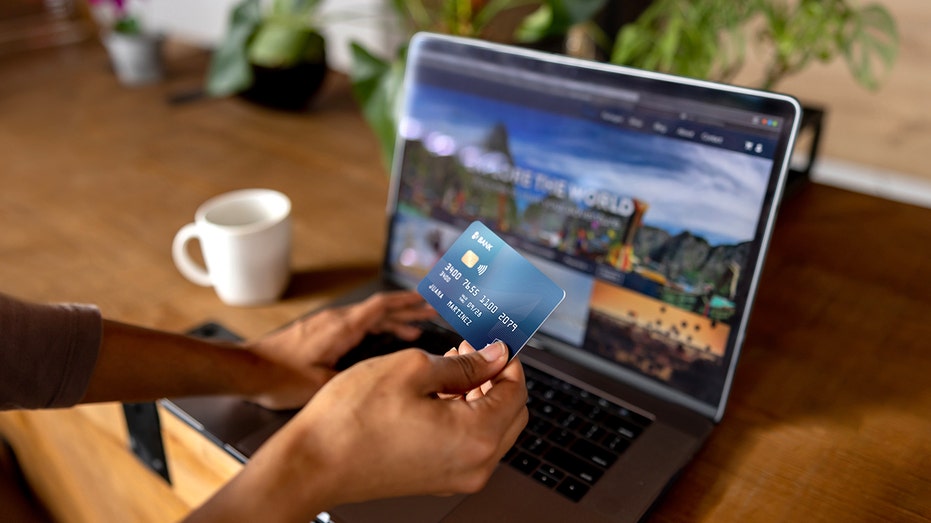 لقطة مقربة لامرأة تتسوق عبر الإنترنت