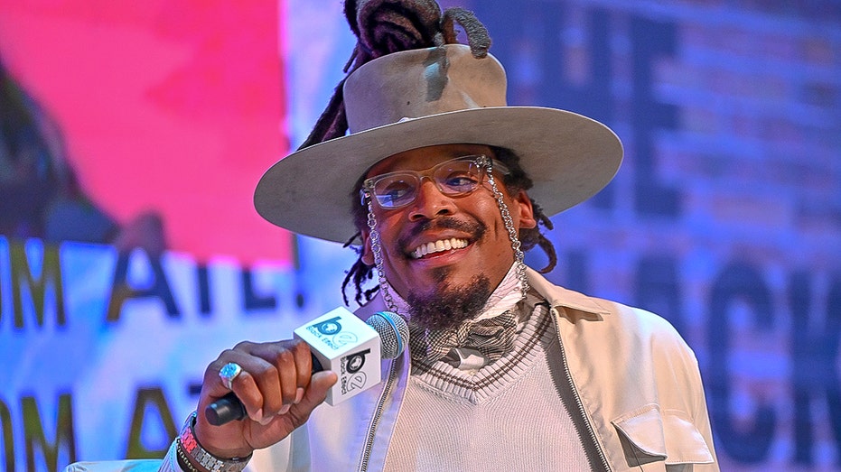 يتحدث كام نيوتن في الميكروفون