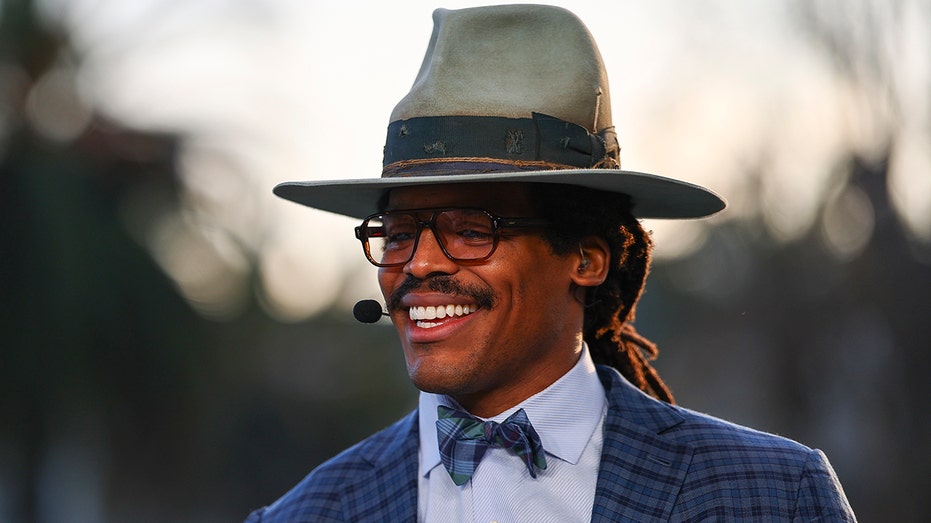 يتحدث كام نيوتن في الميكروفون