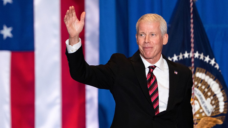 وزير الطاقة كريس رايت على المسرح