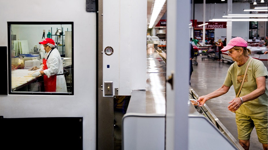 تسوق العملاء في كوستكو ديلي